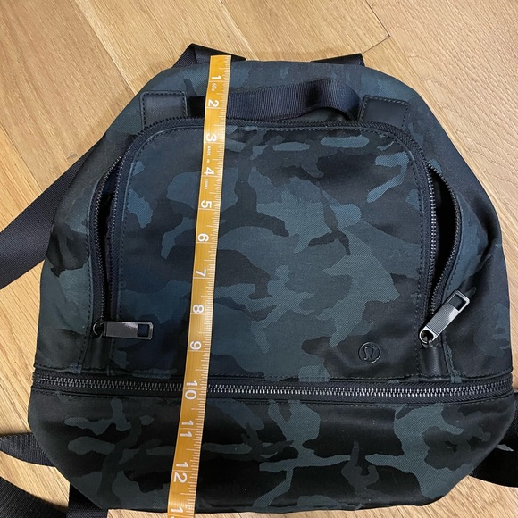 Lululemon city adventurer backpack - Picture 6 of 7